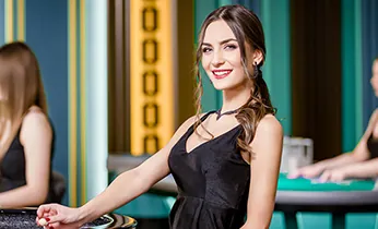 Hình ảnh sân bóng rổ với cầu thủ đang thi đấu